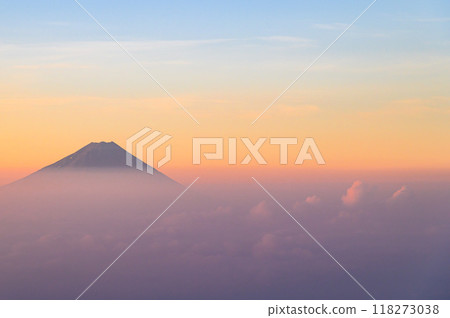 被朝霞染紅的天空和雲朵之上的富士山(來自金峰山) 被朝霞染紅的天空和雲朵之上的富士山(來自金峰山) 118273038