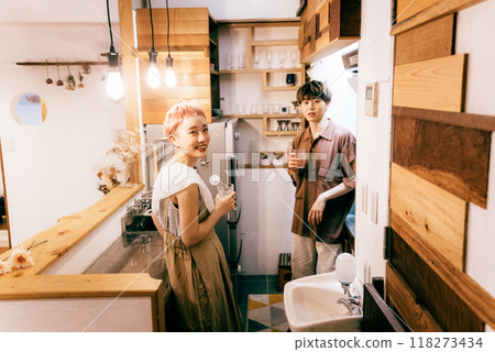 夫婦在廚房做蛋糕 118273434