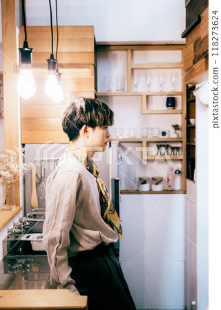 新郎在廚房裡擺姿勢 118273624