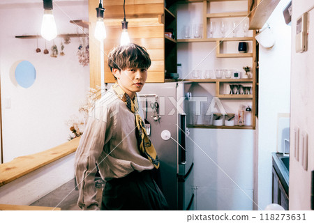新郎在廚房裡擺姿勢 新郎在廚房裡擺姿勢 118273631