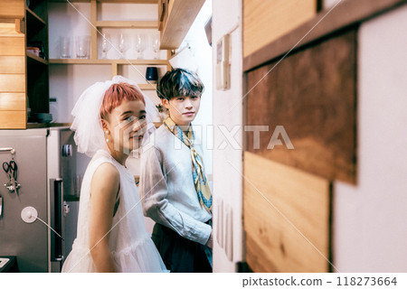 Bride and groom chatting in the kitchen 118273664