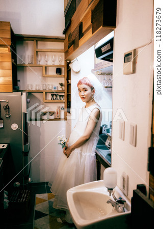 新娘在廚房工作 118273679
