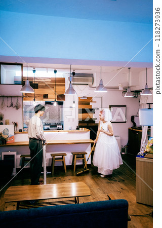 Newlywed couple vacuuming Newlywed couple vacuuming 118273936