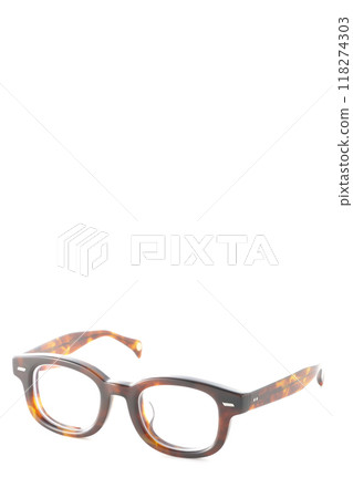 Glasses photographed on a white background 118274303