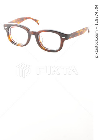 在白色背景下拍攝眼鏡 118274304