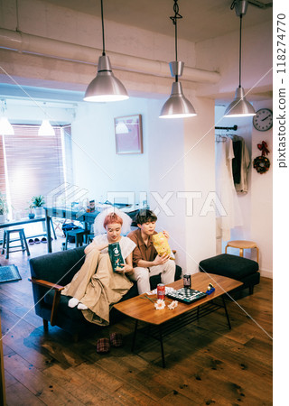 新娘和新郎舉行家庭聚會 新娘和新郎舉行家庭聚會 118274770