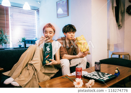 新娘和新郎舉行家庭聚會 118274776