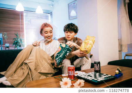 新娘和新郎舉行家庭聚會 118274778