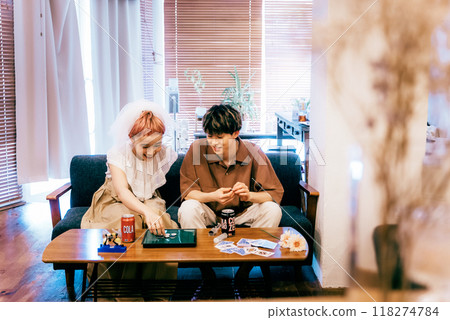 新娘和新郎舉行家庭聚會 118274784