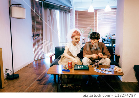 新娘和新郎舉行家庭聚會 新娘和新郎舉行家庭聚會 118274787