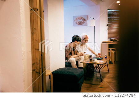 新娘和新郎舉行家庭聚會 118274794