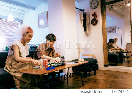 新娘和新郎舉行家庭聚會 新娘和新郎舉行家庭聚會 118274795