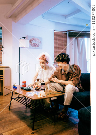 新娘和新郎舉行家庭聚會 118274805