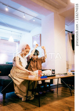 新娘和新郎舉行家庭聚會 118274816