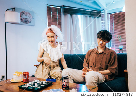 新娘和新郎舉行家庭聚會 新娘和新郎舉行家庭聚會 118274818