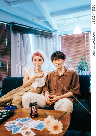 新娘和新郎舉行家庭聚會 新娘和新郎舉行家庭聚會 118274820