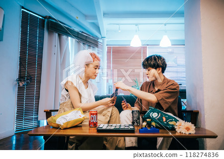 新娘和新郎舉行家庭聚會 118274836