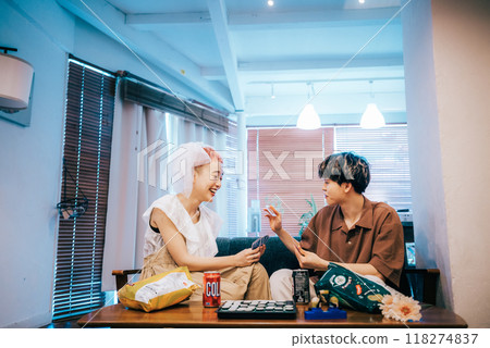 新娘和新郎舉行家庭聚會 118274837