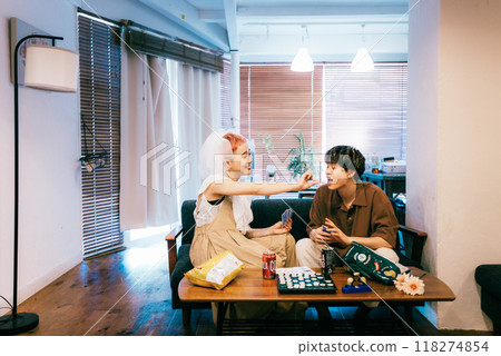 新娘和新郎舉行家庭聚會 新娘和新郎舉行家庭聚會 118274854