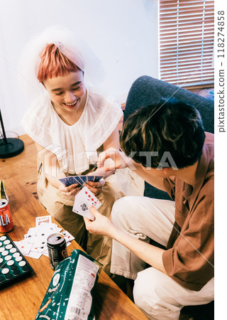 新娘和新郎舉行家庭聚會 118274858