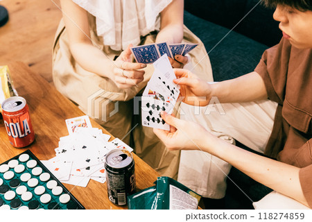 新娘和新郎舉行家庭聚會 118274859