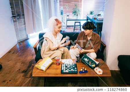 新娘和新郎舉行家庭聚會 118274860