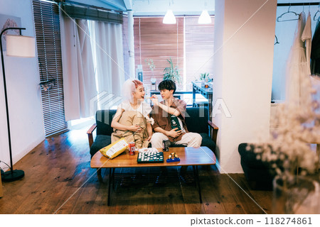 新娘和新郎舉行家庭聚會 新娘和新郎舉行家庭聚會 118274861