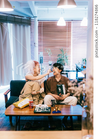 新娘和新郎舉行家庭聚會 118274866