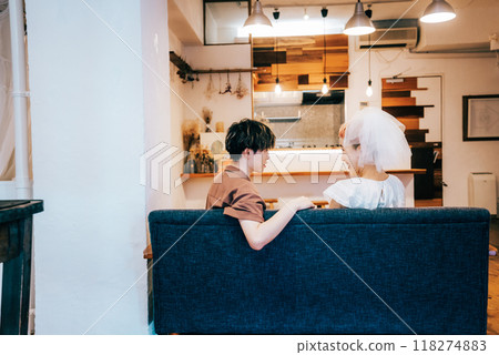 情侶在家享受約會 情侶在家享受約會 118274883