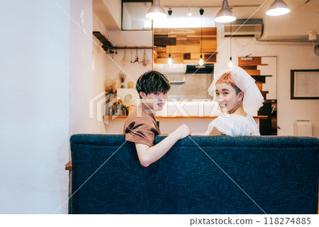 Couple enjoying a date at home 118274885