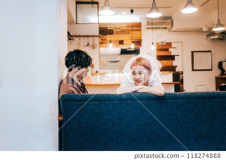 情侶在家享受約會 情侶在家享受約會 118274888