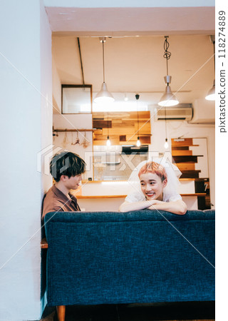 情侶在家享受約會 情侶在家享受約會 118274889