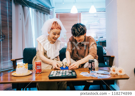 情侶在家享受約會 118274899