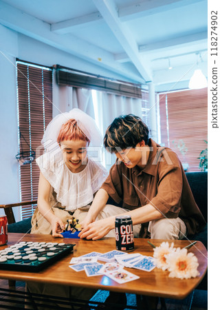 情侶在家享受約會 118274902