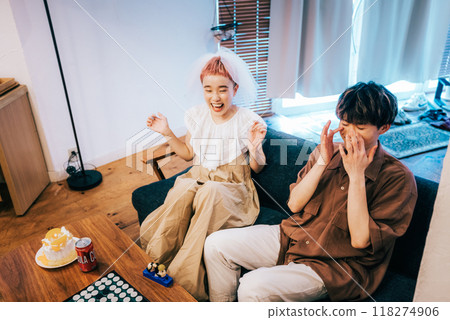 情侶在家享受約會 情侶在家享受約會 118274906