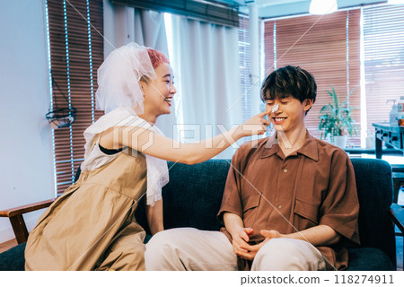 情侶在家享受約會 情侶在家享受約會 118274911