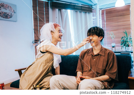 Couple enjoying a date at home 118274912