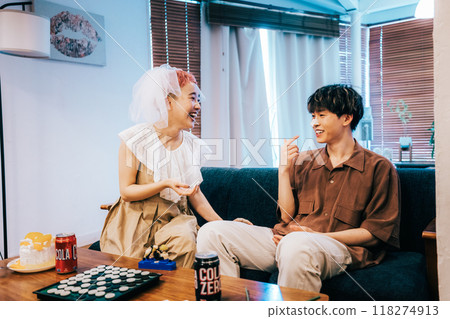 情侶在家享受約會 情侶在家享受約會 118274913