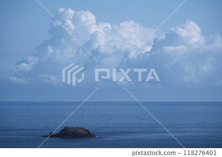 鳥取縣的夏天:從沙丘中心展望台從鳥取沙丘眺望漂浮在日本海的鯨魚島 鳥取縣的夏天:從沙丘中心展望台從鳥取沙丘眺望漂浮在日本海的鯨魚島 118276401