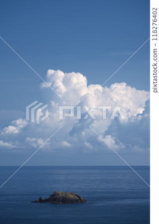 鳥取縣的夏天：從沙丘中心展望台從鳥取沙丘眺望漂浮在日本海的鯨魚島 118276402