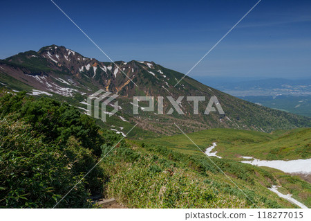 Tokachi mountain range, Furano-dake, Kami-Horokametoku-yama, nature, remaining snow, June, scenery, fresh greenery, early summer, sunny, mountain climbing, Hokkaido, large 118277015