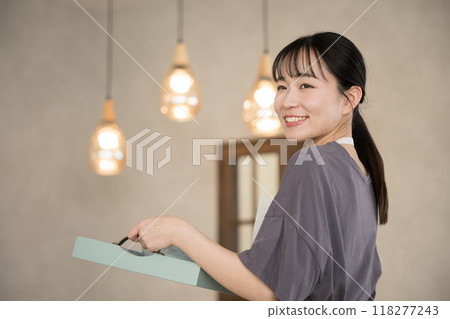 A female cafe attendant saying "Welcome" Close-up of upper body 118277243