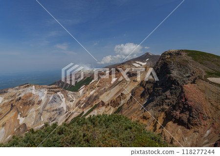 Tokachi and Kamihorokametoku from the summit of Kami-Furano-dake. Climbing in Hokkaido during the remaining snow season. 118277244