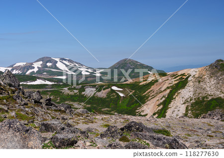 從北海道大雪山赤嶽山頂欣賞殘雪的壯麗景色 從北海道大雪山赤嶽山頂欣賞殘雪的壯麗景色 118277630