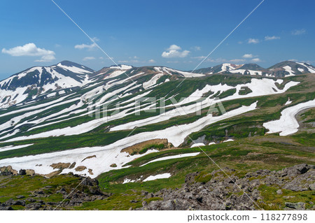Mount Asahidake in the Daisetsuzan Mountains seen from Mount Hakuun: Zebra pattern of remaining snow. Spectacular mountain climbing in Hokkaido. 118277898