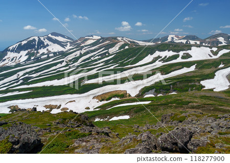 來自四圓岳的大雪山旭岳，殘雪上的斑馬圖案，北海道壯觀的登山 118277900
