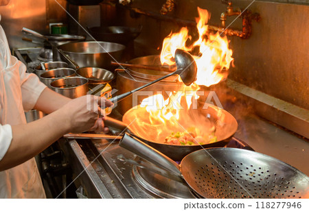 中餐烹調場景，火焰炒鍋 118277946