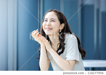 A woman with a smile 118277956