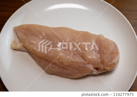白盤上的雞胸肉 白盤上的雞胸肉 118277975
