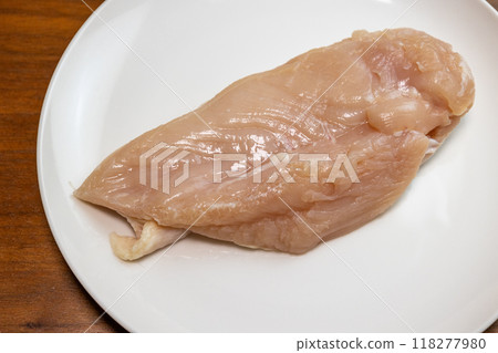 白盤上的雞胸肉 白盤上的雞胸肉 118277980